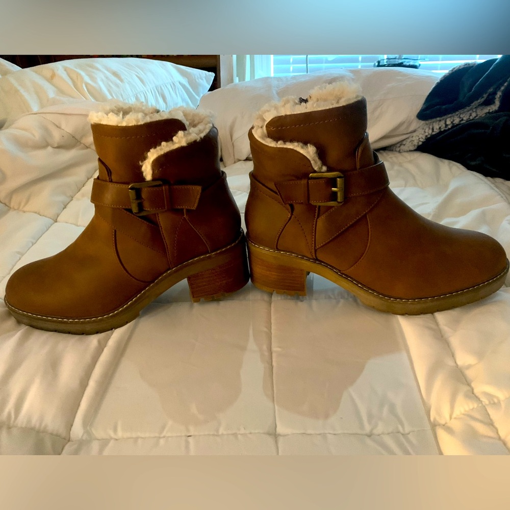 Crown Vintage Brown Winter boots with Suede Finish. Worn only once.